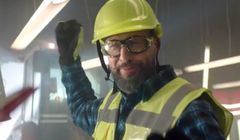 Szymon Majewski jako budowlaniec reklamuje Plus na Kartę (wideo)