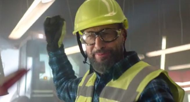 Szymon Majewski jako budowlaniec reklamuje Plus na Kartę (wideo)