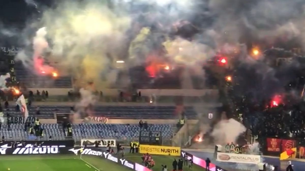 Twitter / OcwSport / Na zdjęciu: rzucanie racami przez kibiców Lazio Rzym i AS Romy