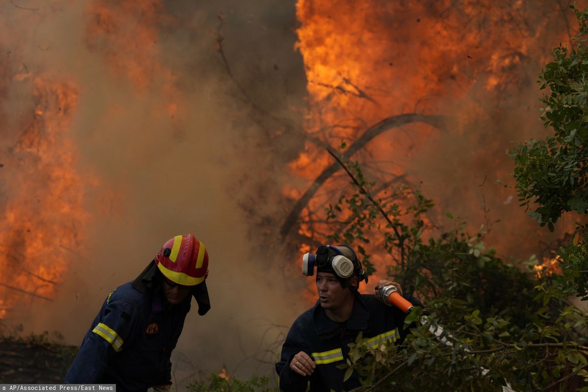 Pożary spustoszyły Grecję, zmuszając do porzucenia swoich domostw tysiące ludzi