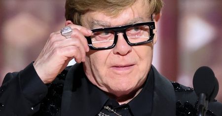 Elton John miał poważne problemy zdrowotne. Na oczach milionów widzów zaczął z nich drwić