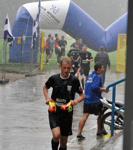 Piłkarze Olimpii Grudziądz biegną w kierunku szatni (M. Dorosz)