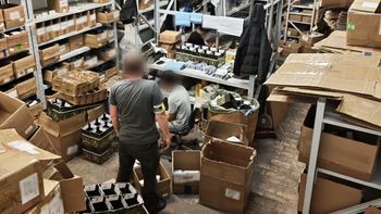 Nielegalny magazyn e-papierosów we Wrocławiu. Towar wart miliony, trzy osoby zatrzymane