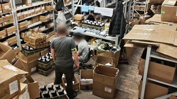 Nielegalny magazyn e-papierosów we Wrocławiu. Towar wart miliony, trzy osoby zatrzymane