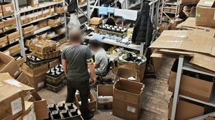 Nielegalny magazyn e-papierosów we Wrocławiu. Towar wart miliony, trzy osoby zatrzymane