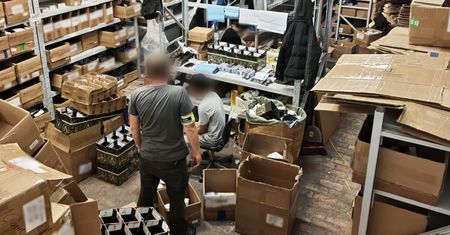 Nielegalny magazyn e-papierosów we Wrocławiu. Towar wart miliony, trzy osoby zatrzymane