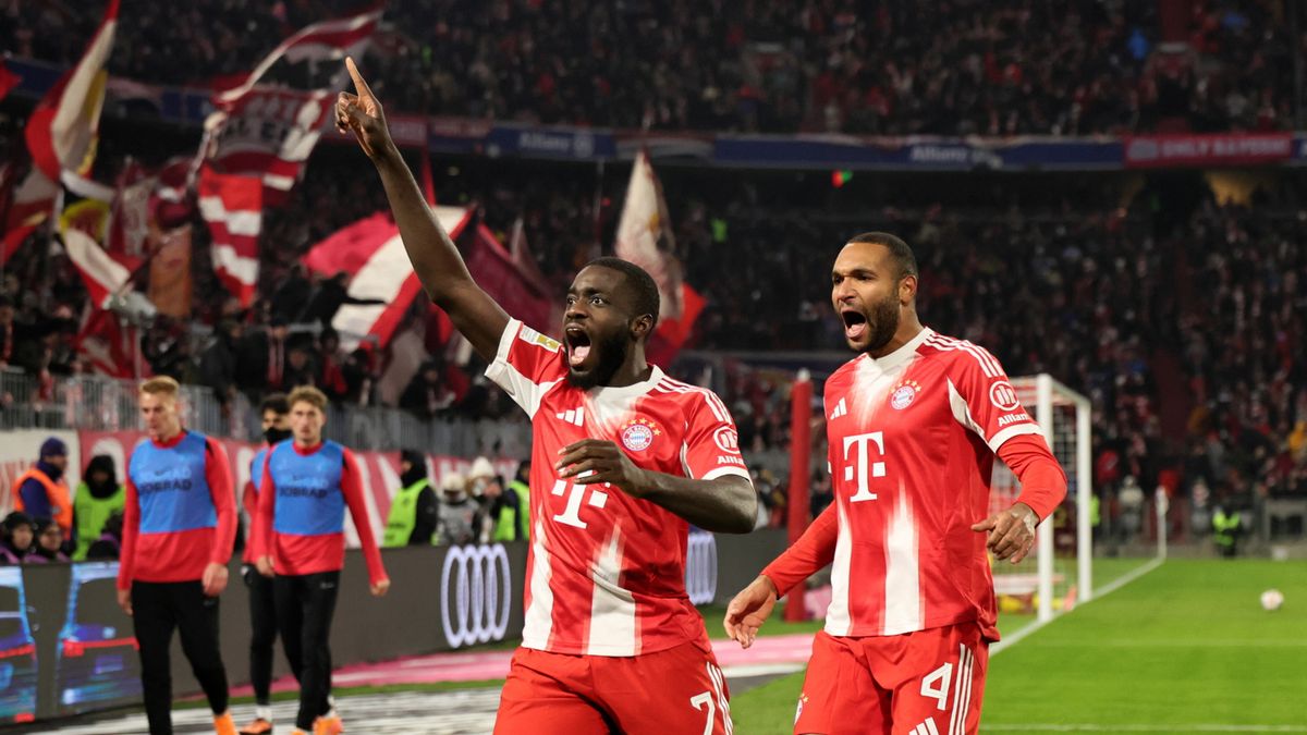 PAP/EPA / Ronald Wittek / Bayern Monachium w meczu Bundesligi