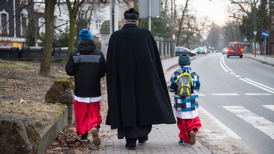 Księża powiesili na drzwiach jednego z domów kartkę dot. kolędy