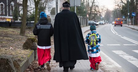 Hojni Polacy? Wiemy, ile chcą dać księdzu "do koperty"