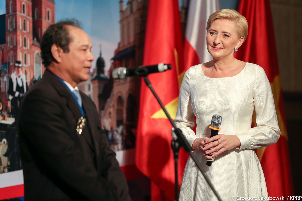 Agata Duda w białej sukience Eli Piorun w Wietnamie (fot. prezydent.pl)