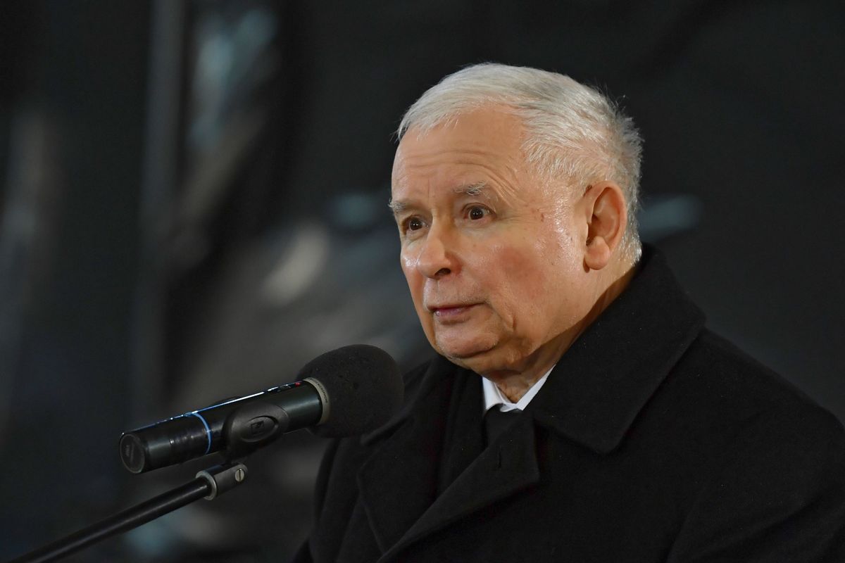 Sanepid bada czy Jarosław Kaczyński złamał obostrzenia podczas mszy