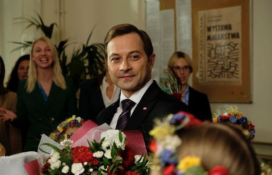 „Sługa Narodu” zakrada się bocznym wejściem za kulisy sceny politycznej. Recenzja nowego serialu Polsatu