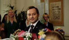 „Sługa Narodu” zakrada się bocznym wejściem za kulisy sceny politycznej. Recenzja nowego serialu Polsatu