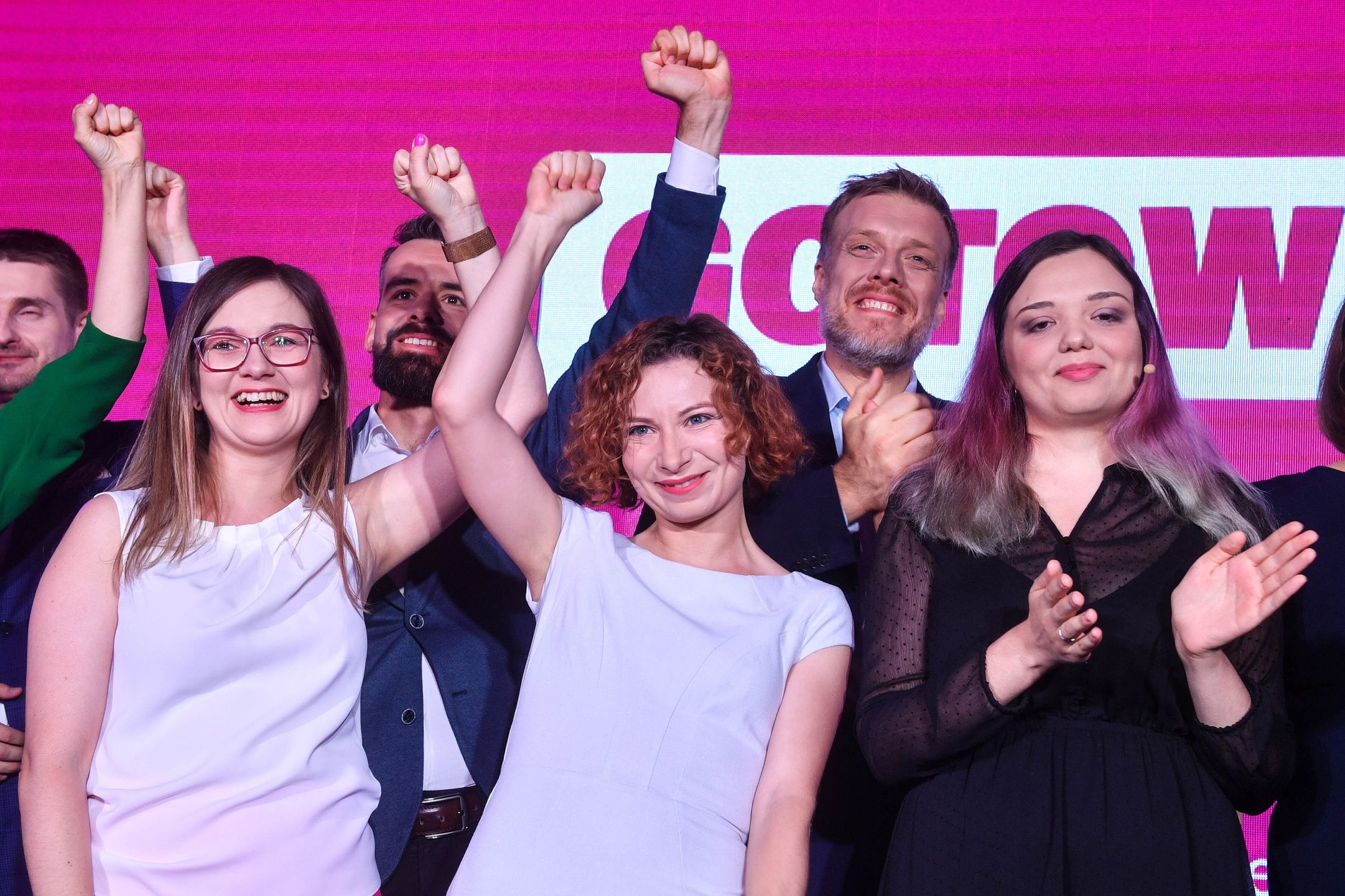 Warszawa, 18.06.2022. Viktoria Pihul z ukraińskiego Socjalnego Ruchu (P) oraz posłowie Lewicy Adrian Zandberg (2P), Daria Gosek-Popiołek (C) i Paulina Matysiak (2L) podczas dorocznego Kongresu Krajowego Partii Razem pod hasłem "Gotowi na jutro" w Centrum Prasowym Foksal w Warszawie, 18 bm. Działacze ugrupowania zaprezentowali postulaty programowe oraz odnieśli się do bieżących debat, poprzedzających nadchodzące starty wyborcze. (amb) PAP/Radek Pietruszka