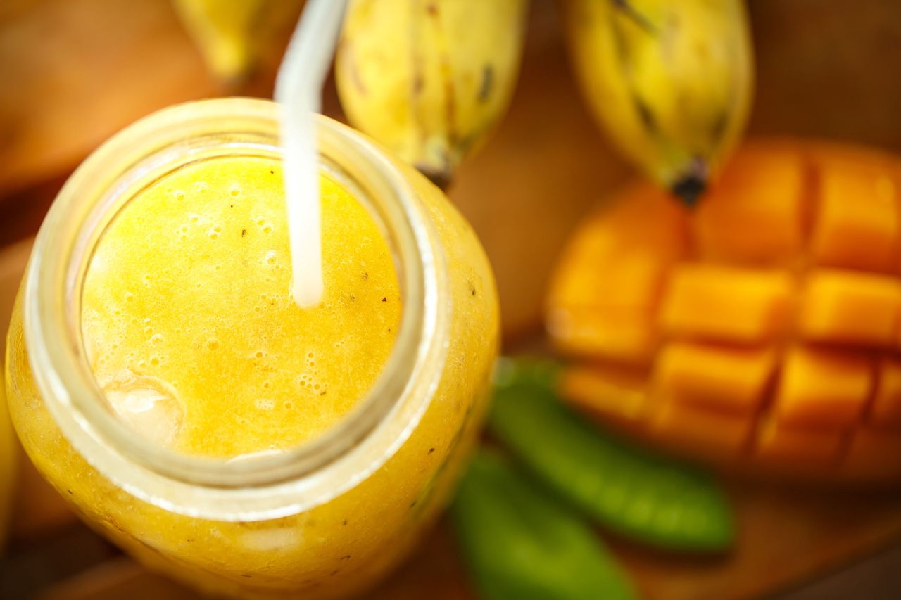 Pyszny i zdrowy koktajl ze szpinakiem, bananem i sezamem