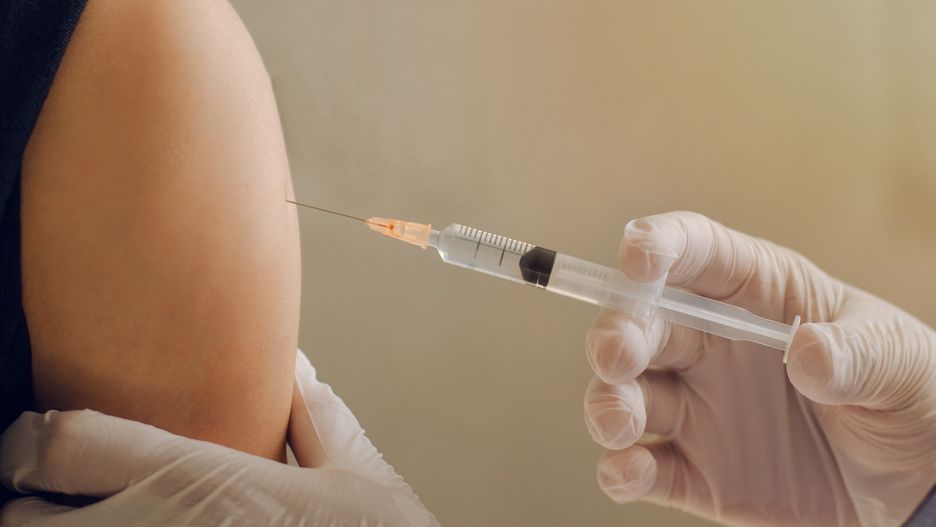 szczepienie szczepionka strzykawka szczepienia koronawirus pfizer astrazeneca moderna johnson