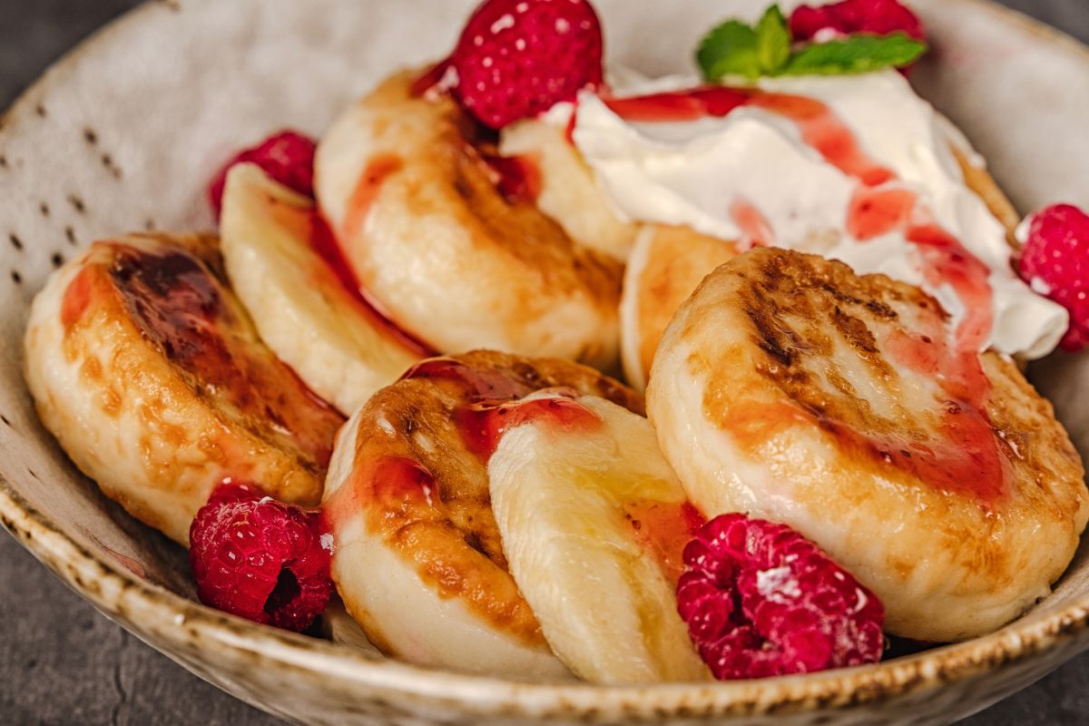 Biorę serek i dwa jajka. Po kwadransie mam górę pulchnych placków