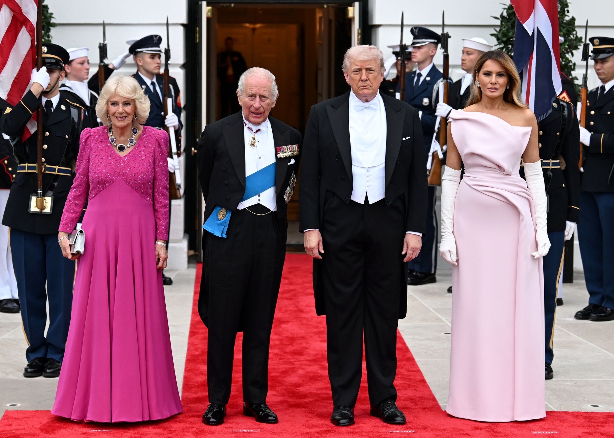 Król Karol III, królowa Camilla, Melania i Donald Trump