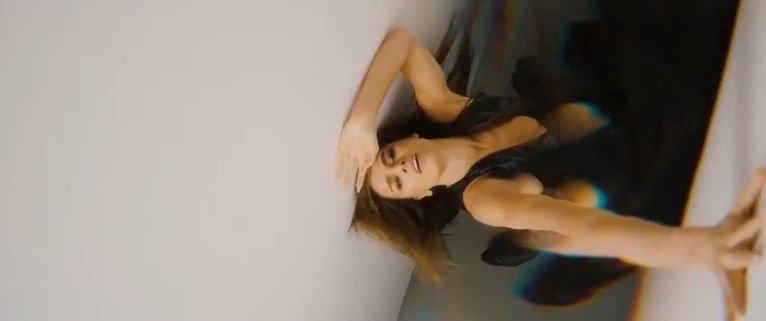 Natasza Urbańska wije się do utworu "Let me lie"