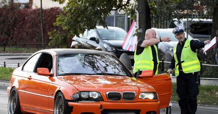 Śmiertelne potrącenie w Warszawie. Kierowca jechał pomarańczowym BMW