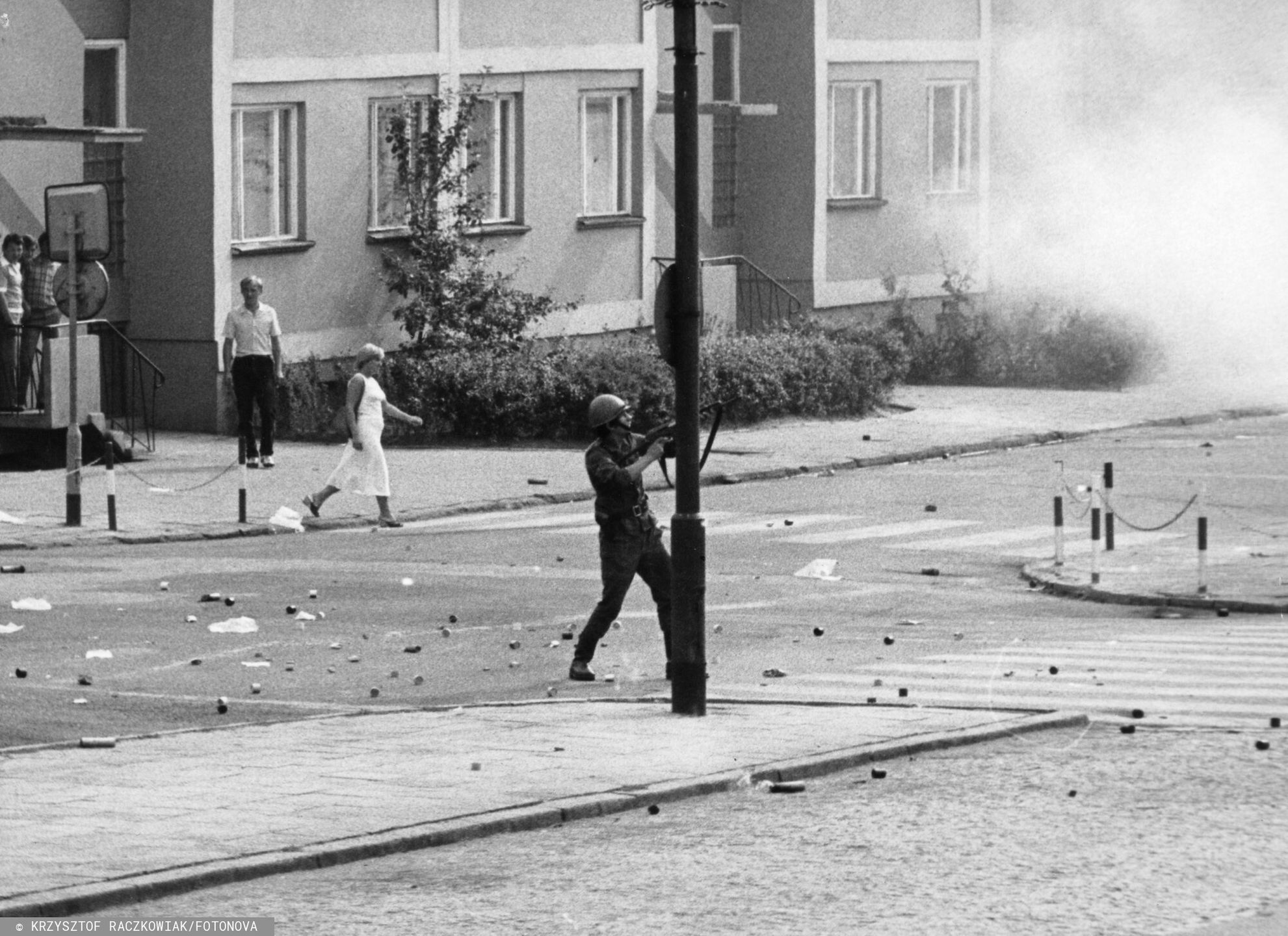 FOTONOVA31.08.1982 Lubin Rynek dawniej plac Wolnosci Stan wojenny N/z pierwszy zomowiec ktory zaczal strzelac w Lubinie - oddal kilka pojedynczych strzalow do grupki mlodych ludzi stojacych na dachu bloku na rogu Rynku dawniej placu Wolnosci i ulicy Odrodzenia 
fot. Krzysztof Raczkowiak/FOTONOVARaczkowiak/FOTONOVA