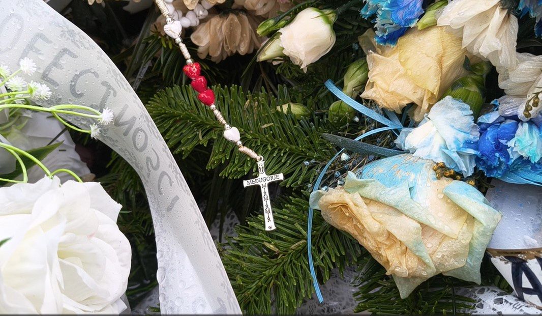 Grób 17-letniej Cecylii tonie w kwiatach