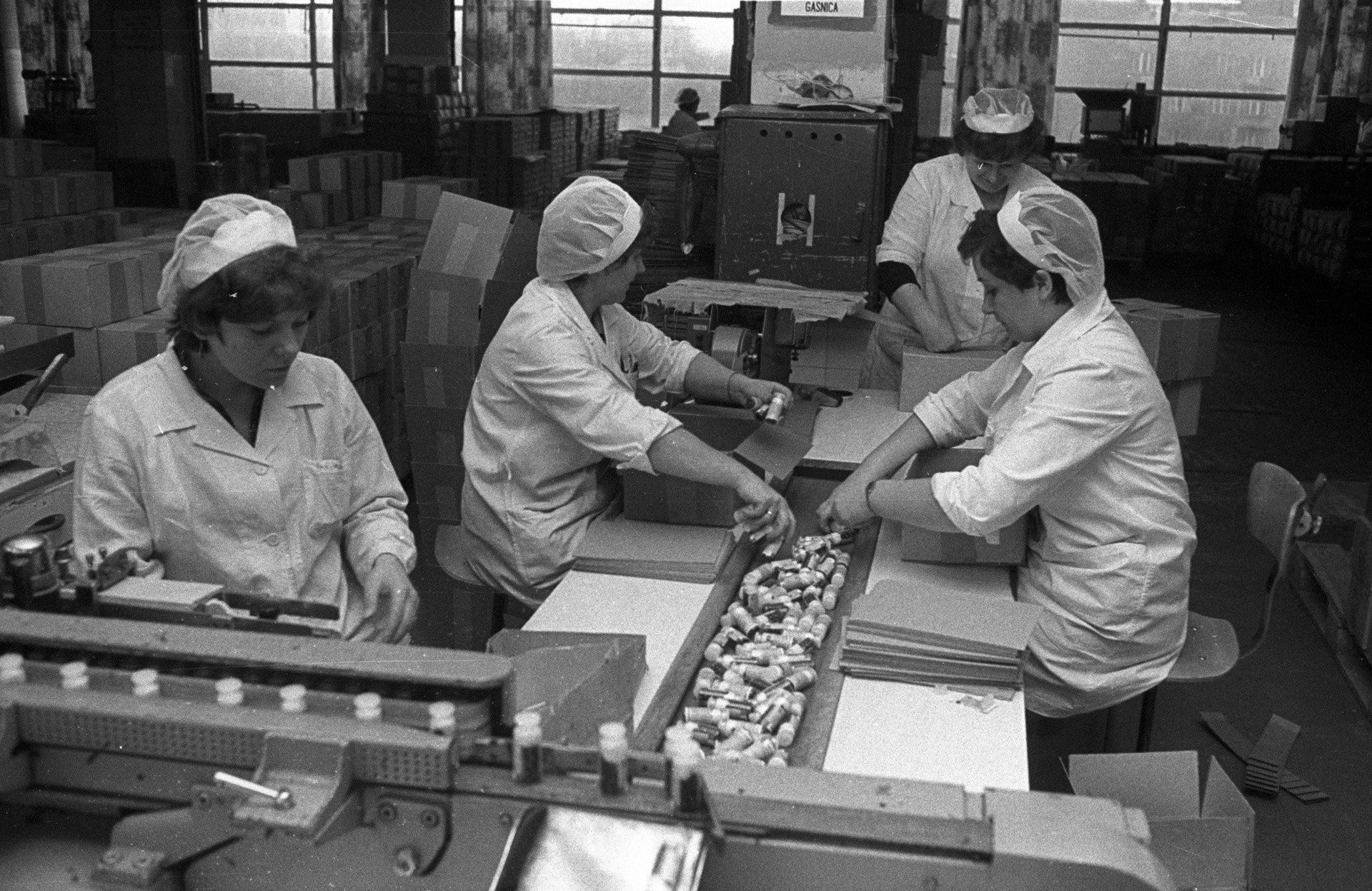 Warszawa 12.01.1983. Warszawskie Zakłady Farmaceutyczne Polfa przy ul. Karolkowej. Na zdjęciu linia napełniania fiolek drażetkami