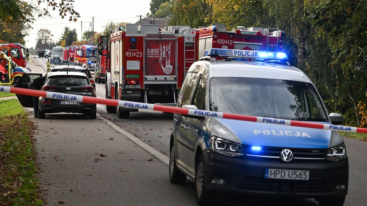 Miłków-Kolonia (pow. parczewski, gm. Siemień), 08.10.2026. Strażacy i policja w okolicy miejsca wybuchu gazu w domu jednorodzinnym w miejscowości Miłków-Kolonia, 8 bm. W wyniku eksplozji budynek uległ zawaleniu. Strażacy przeszukują gruzowiska w poszukiwaniu osób poszkodowanych. (jm) PAP/Wojtek Jargiło ***Do tego materiału zdjęciowego dostępna jest również depesza w systemie CSI, pt.: Lubelskie/ Strażacy przeczesują miejsce katastrofy budowlanej w powiecie parczewskim***