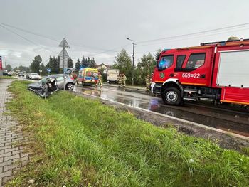 Leszno: Zderzenie osobówki z autem ciężarowym. Odpadła kabina