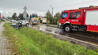 Leszno: Zderzenie osobówki z autem ciężarowym. Odpadła kabina