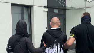 20-latek czekał w nocy na pociąg, nagle nieznajomy mężczyzna przyłożył mu nóż do gardła