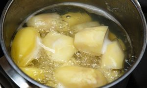Zastąp tym wodę do gotowania ziemniaków. Każdy będzie brać dokładkę