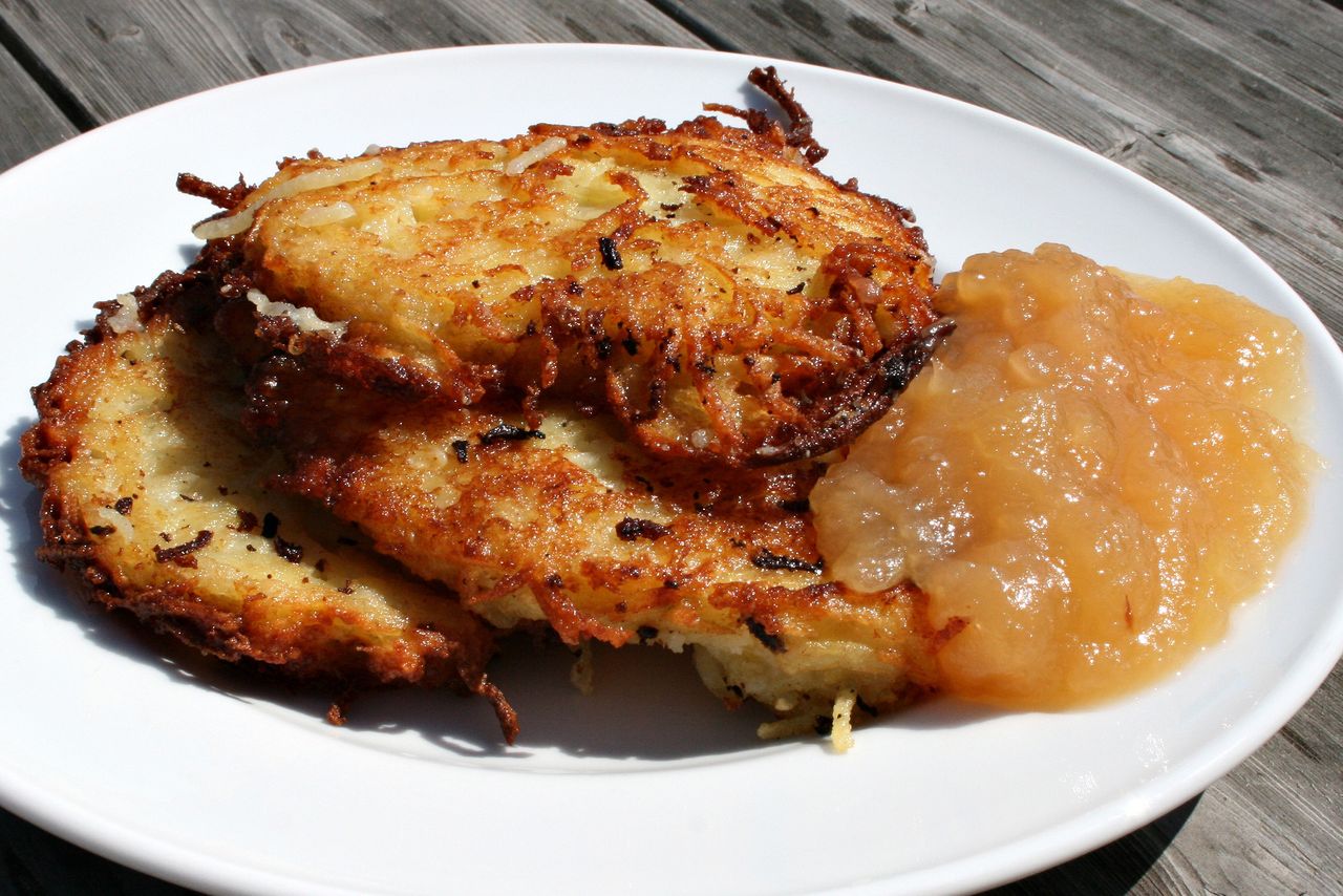 Nie zgadniesz, z czym Niemcy jedzą placki ziemniaczane. Na samą myśl Polaków wykrzywia