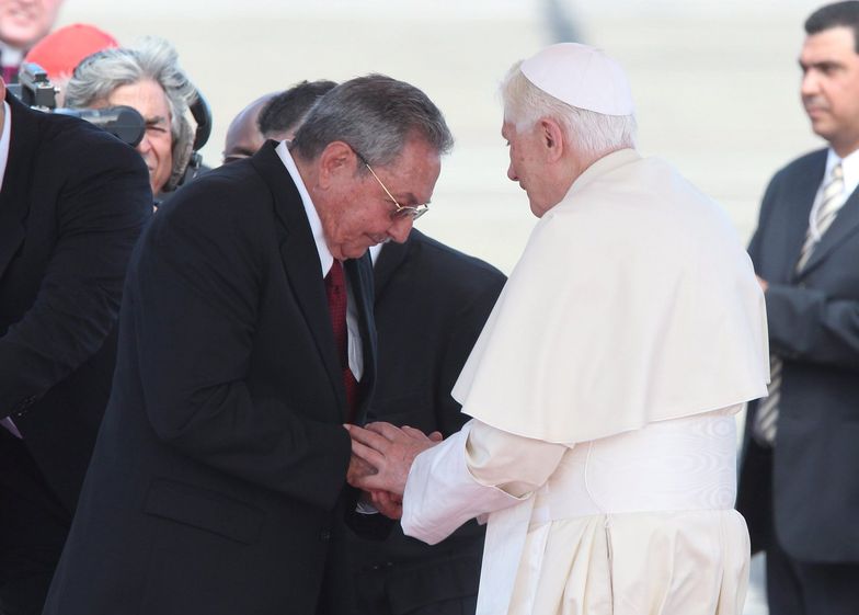 Benedykt XVI na Kubie. Przywitał go Castro