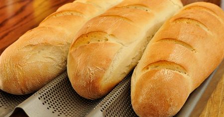 Pełnoziarniste pieczywo francuskie lub wiedeńskie