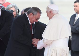 Benedykt XVI na Kubie. Przywitał go Castro
