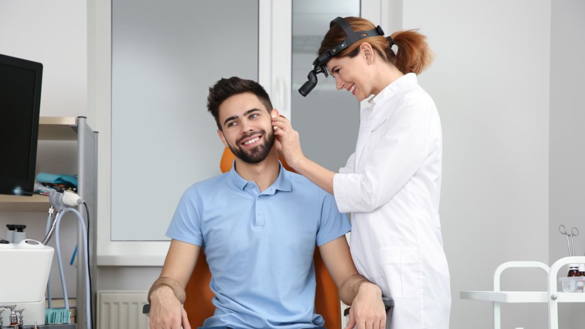 Przetoka przeduszna – przyczyny, objawy i leczenie