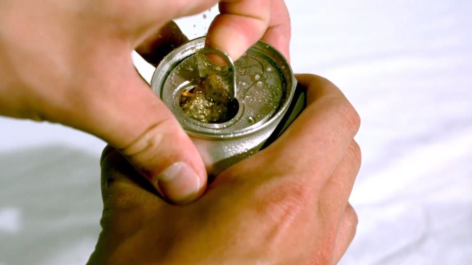 puszka napoju gazowanego