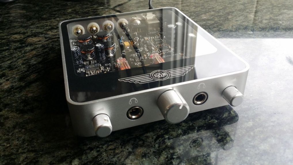 Kompaktowy wzmacniacz lampowy o ekskluzywnym wyglądzie i dużej mocy 1