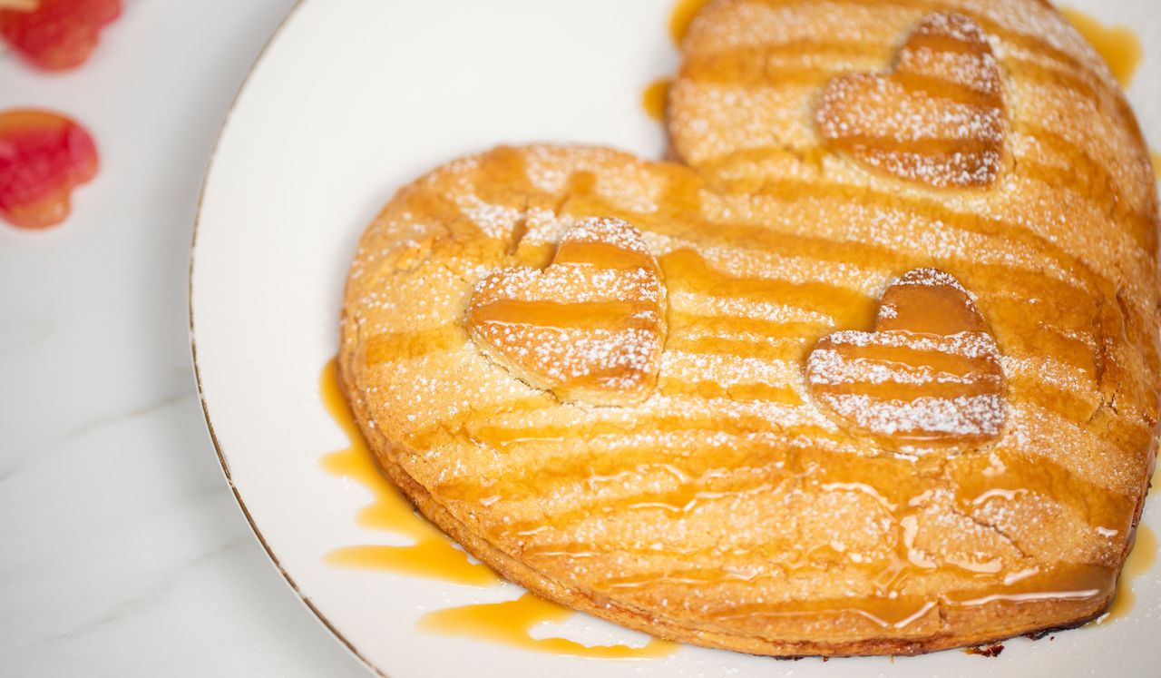 Zrób serduszkowe ciasto z niespodzianką. To będzie najlepszy prezent walentynkowy