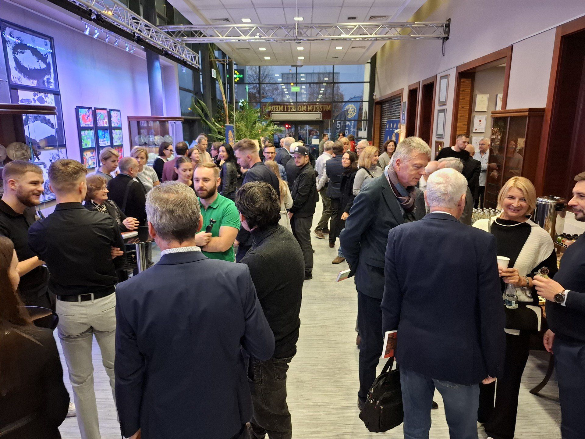 Częstochowa, niegdyś stolica województwa, dziś zmaga się z marginalizacją i brakiem spójnej strategii rozwoju. Dr Karol Wałachowski, ekonomista i badacz miast, wskazuje, co mogło pójść nie tak, dlaczego niektóre miasta poradziły sobie lepiej i jakie wnioski można wyciągnąć dla przyszłości miasta.