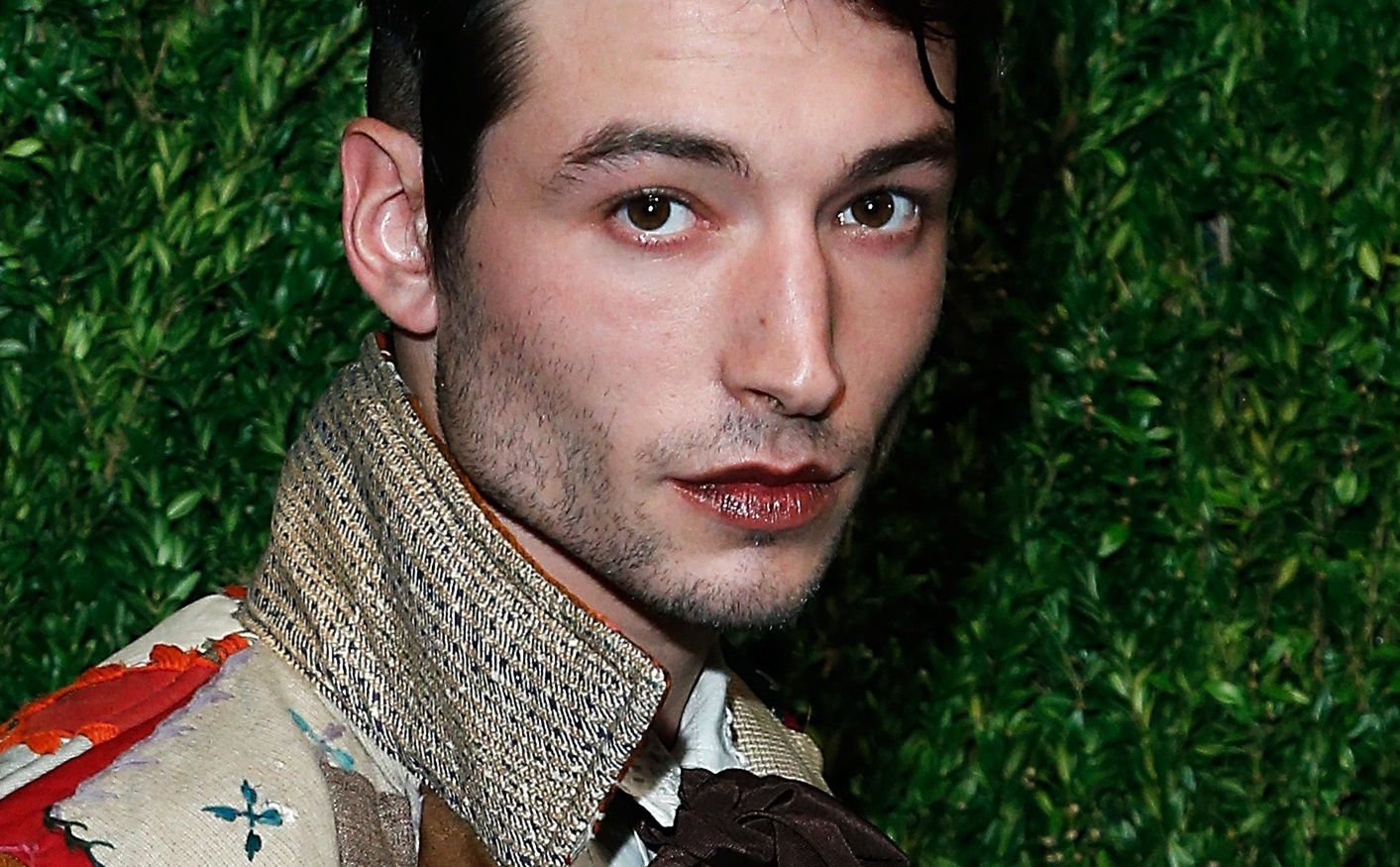 Ezra Miller ma na koncie włamanie i napaści