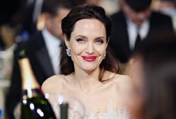 Angelina Jolie stawia na biel i odsłania ramiona. Aktorka niknie w oczach
