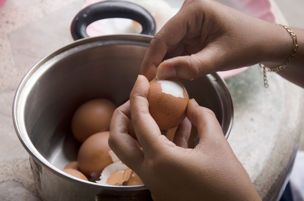 Prosty trik pozwoli obrać jajko w dosłownie trzy sekundy