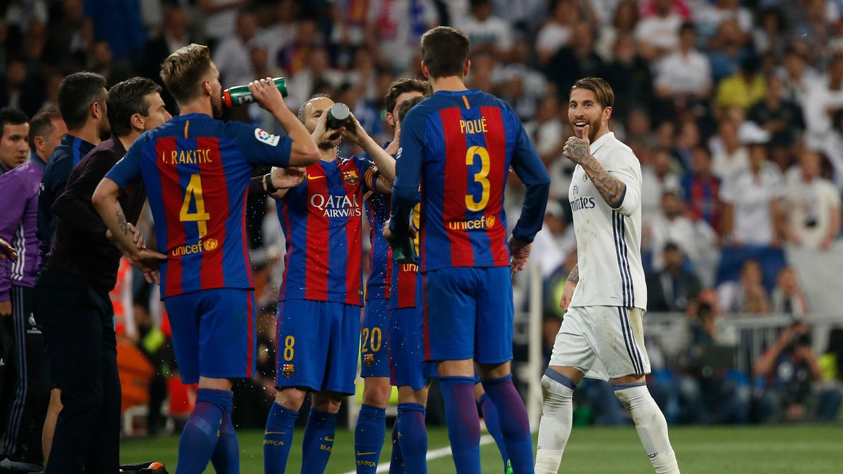 Zdjęcie okładkowe artykułu: Reuters / Susana Vera Livepic / na zdjęciu: Sergio Ramos i piłkarze Barcelony