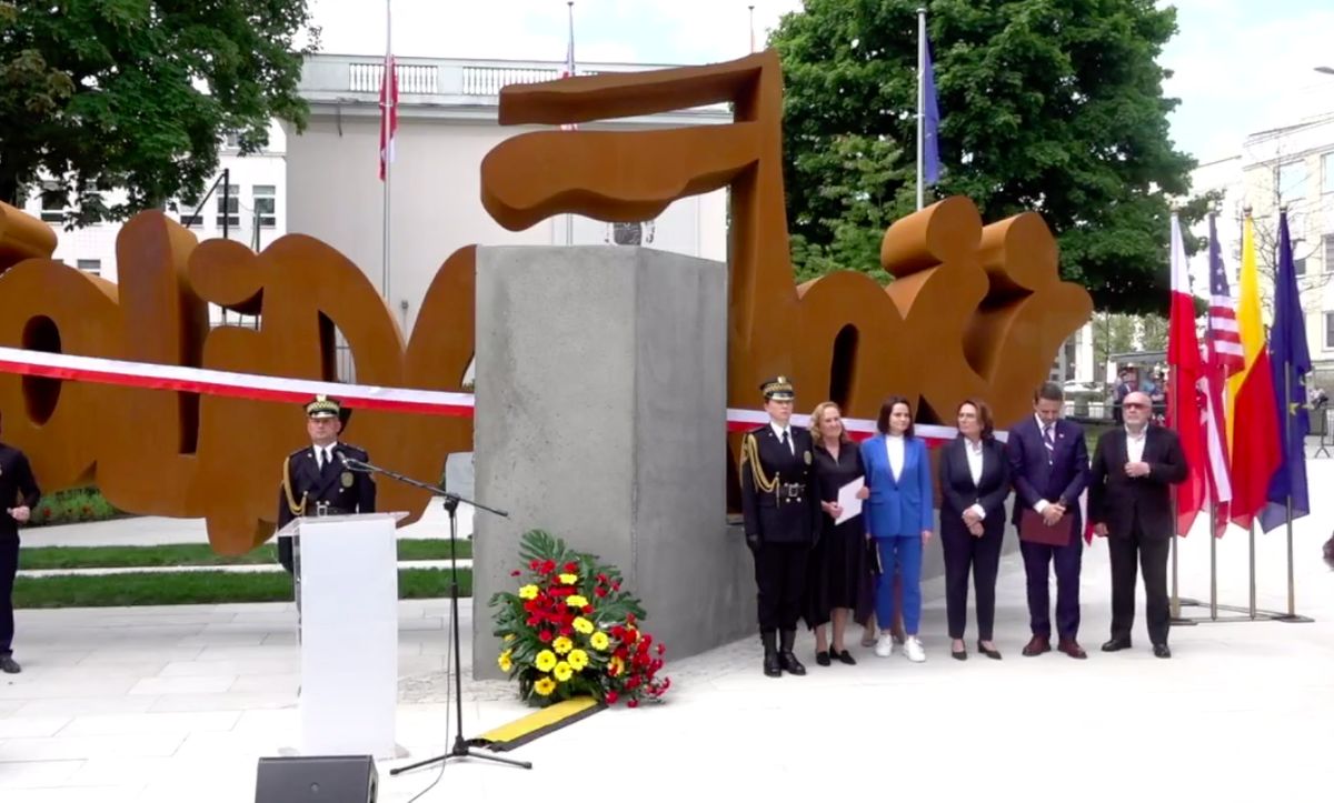 Warszawa. Rocznica pierwszych demokratycznych wyborów 4 czerwca. Z tej okazji odsłonięty został pomnik "Solidarności"