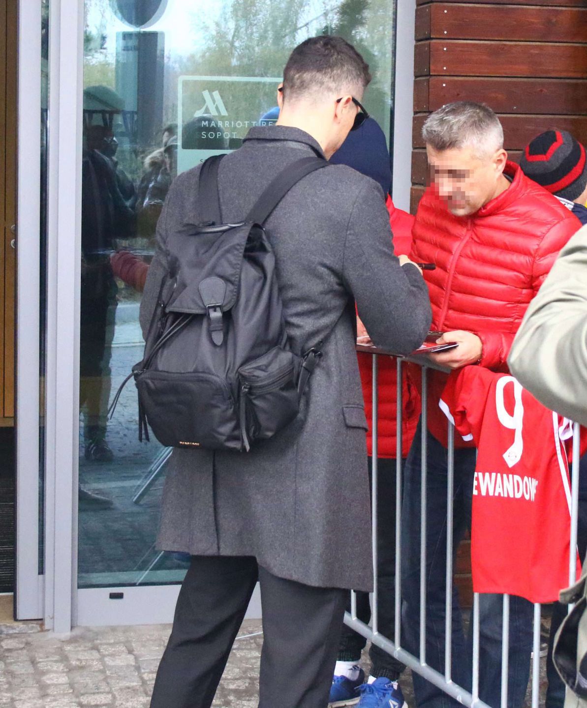 Robert Lewandowski z czarnym plecakiem