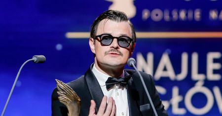 Orły 2023. Dawid Ogrodnik emocjonalnie ze sceny: "Dzieci umierają każdego dnia. Zbierają żniwa tego, jaką uprawiamy politykę"
