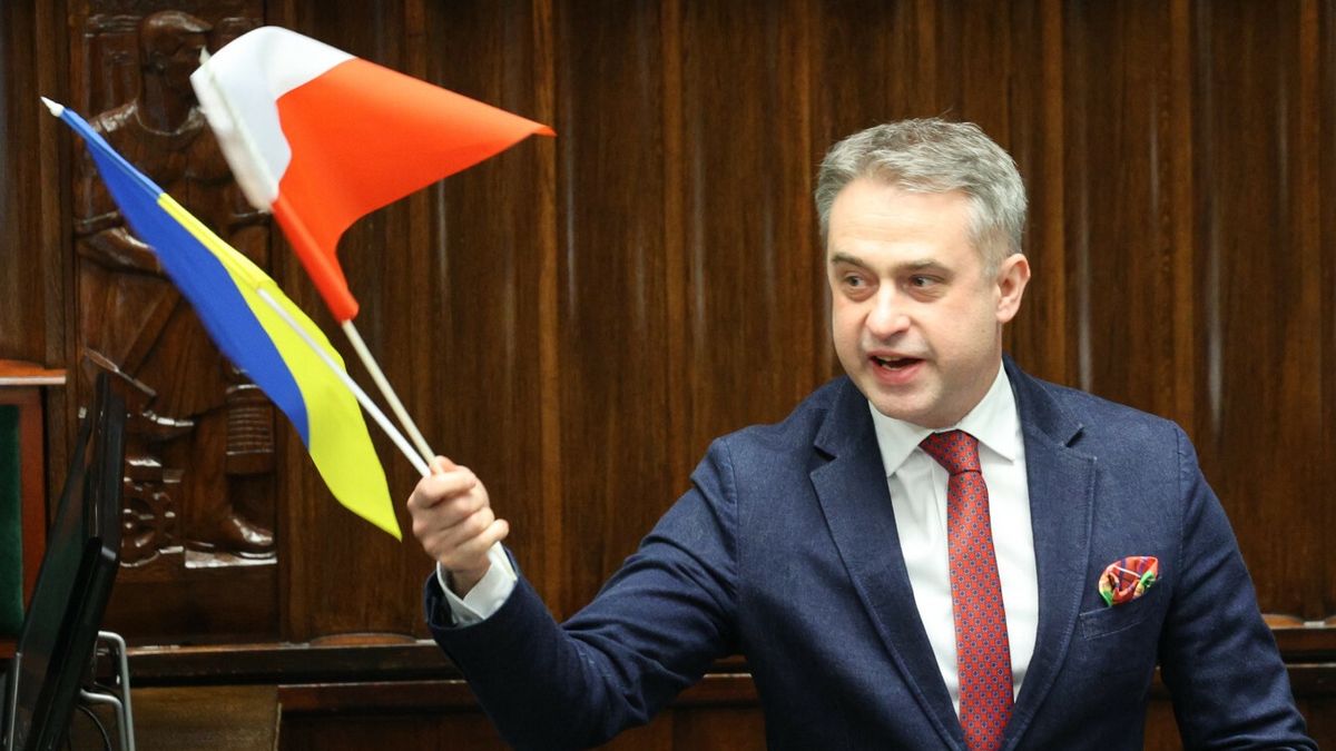 Krzysztof Gawkowski na mównicy sejmowej z flagami Polski i Ukrai