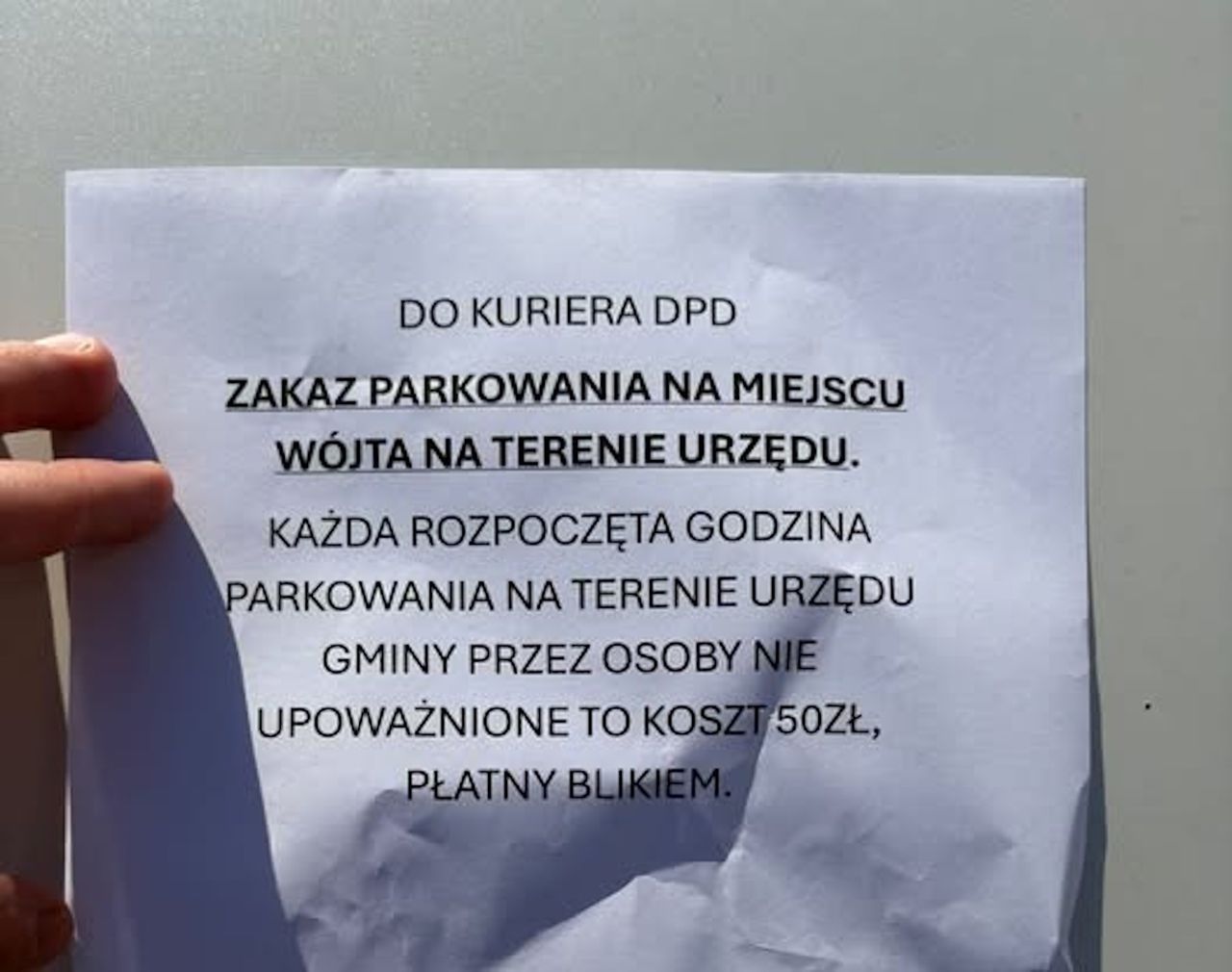 Kurier zaparkował na miejscu wójta. Za wycieraczką czekała kuriozalna wiadomość